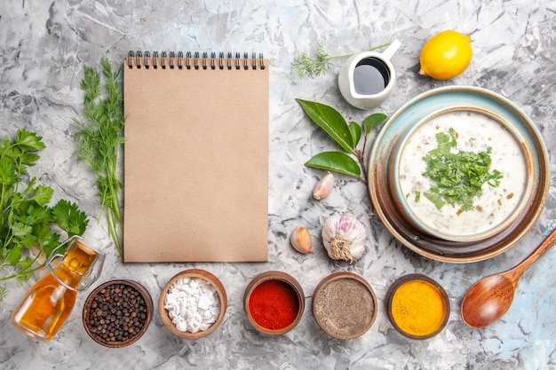 Stół z potrawami i menu